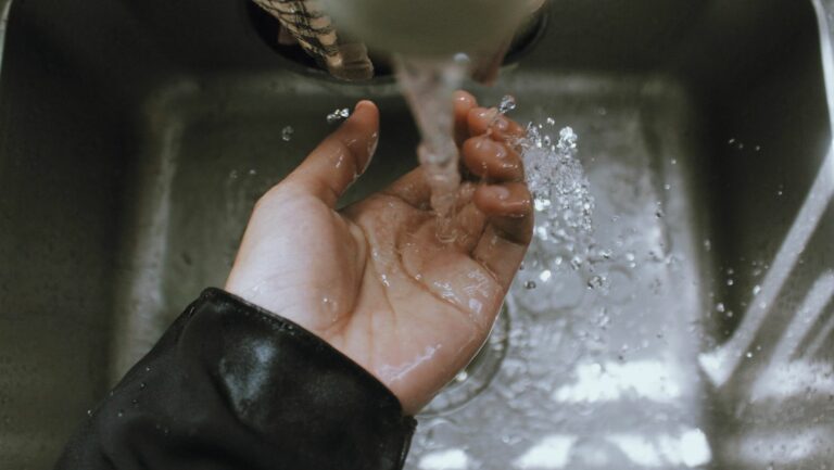 Beneficios de usar agua templada en el lavado para prevenir choques térmicos