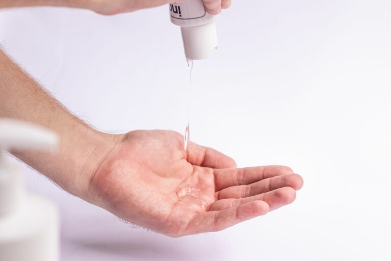 Cómo aplicar geles dermatológicos en áreas irritadas tras el esquilado
