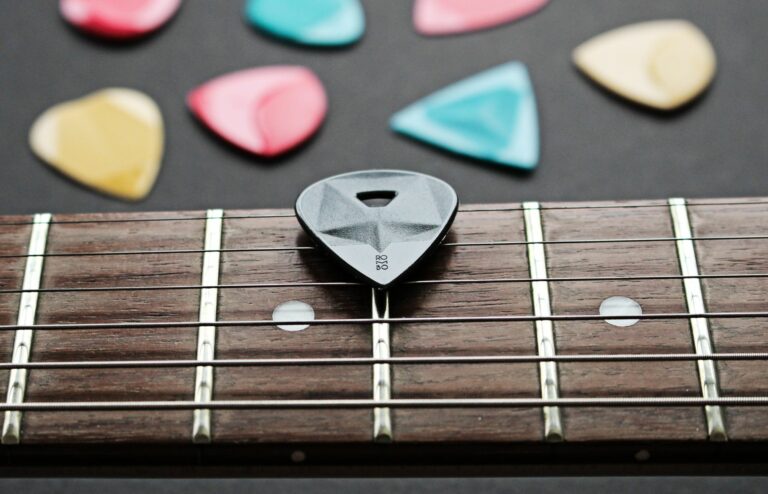 Cómo elegir la densidad y dureza de las púas de acero inoxidable para guitarra