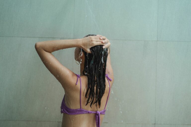 Cómo evitar que entre agua en los oídos al lavarte la cabeza