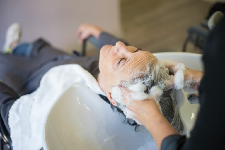 Cómo proteger los ojos del agua y el champú durante el lavado de cabeza