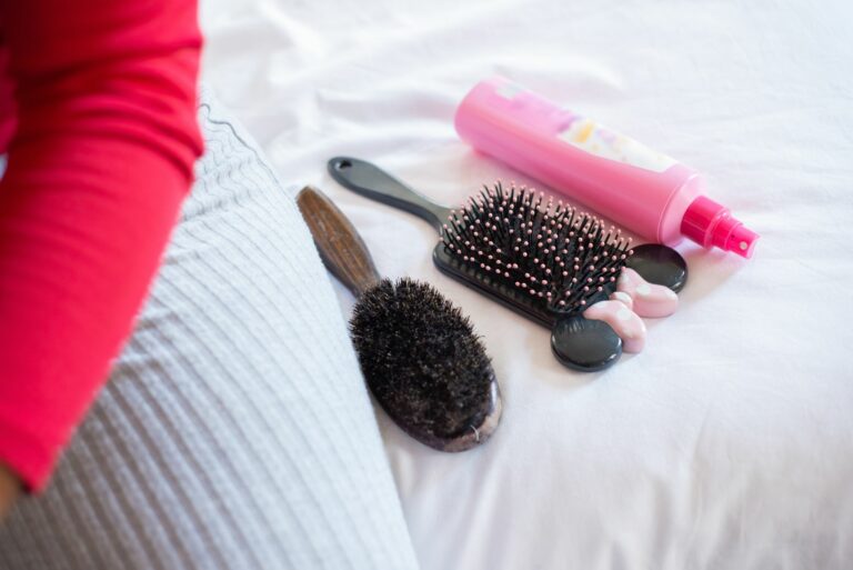 Cómo usar el cepillo de cerdas de jabalí para hidratar tu pelo con aceites naturales