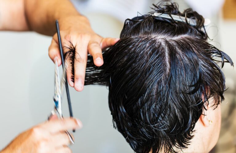 Técnicas para dar brillo natural al cabello oscuro: guía práctica