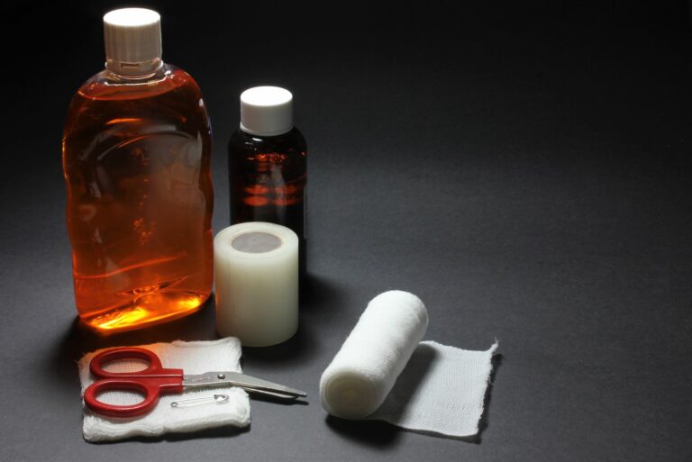 Uso de desinfectantes de nivel hospitalario para el instrumental de peluquería